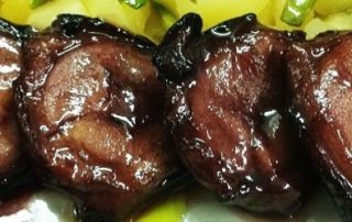 PULPO GUISADO AL VINO TINTO CON VINAGRETA DE MANZANA Y ESPARRAGOS TRIGUEROS