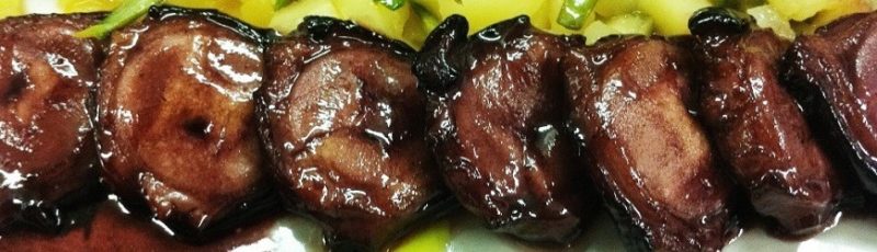 PULPO GUISADO AL VINO TINTO CON VINAGRETA DE MANZANA Y ESPARRAGOS TRIGUEROS