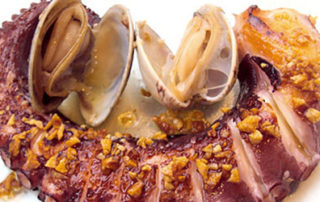 Pulpo crujiente con almejas